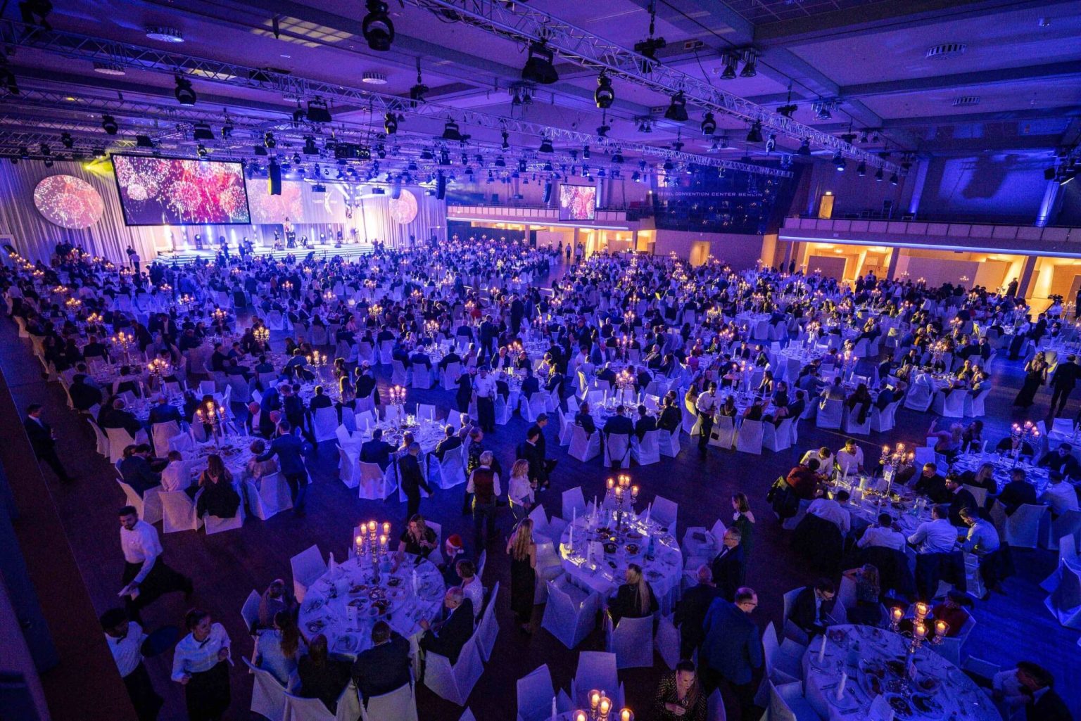Champions Gala, Menschenansammlung in einem großen Saal