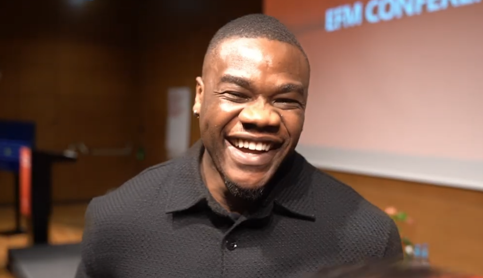 Ein Mann lacht in die Kamera