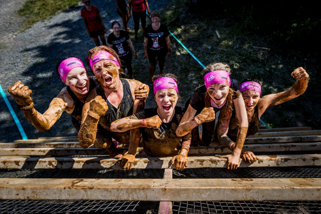 Teilnehmerinnen des Muddy Angel Runs