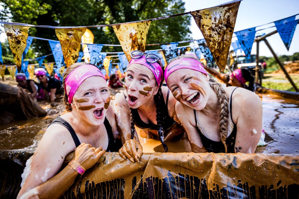 Drei Frauen beim Muddy Angel Run